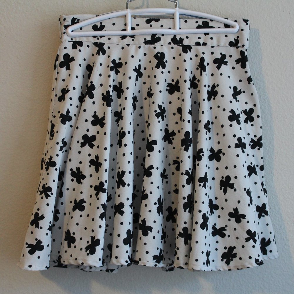 Delia's skirt with bow pattern
